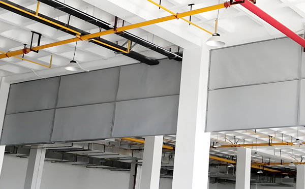 商场防烟分区常闭节点：曲麻莱挡烟垂壁高度与控制器接线图解