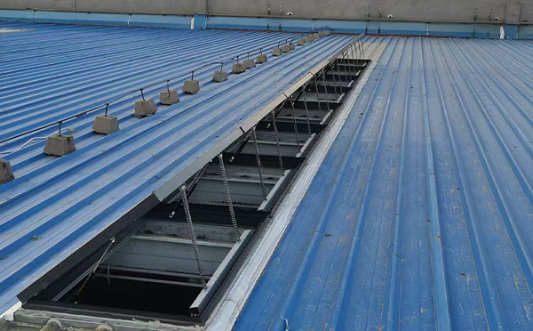 某城市大型商业综合体中庭曲麻莱排烟窗工程