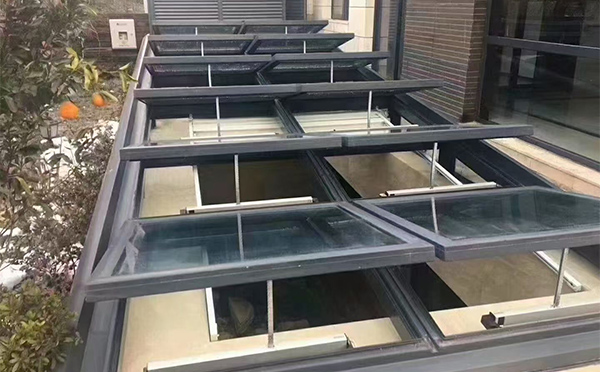 某轨道交通车辆维修车间曲麻莱排烟窗应用