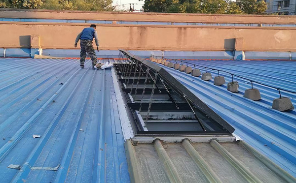 某区域性物流仓储中心曲麻莱排烟窗系统安装项目