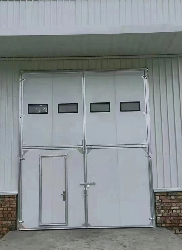 曲麻莱工业门在设备装配车间出入口的实施记录